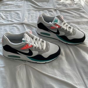 BRAND NEW! NIKE AIR SHOES. SIZE 6.